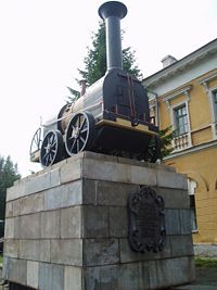 Макет паровоза Черепановых (1834) перед входом в краеведческий музей